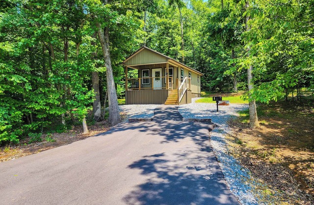 Adorable Tiny House Cabin- Lake Guntersville