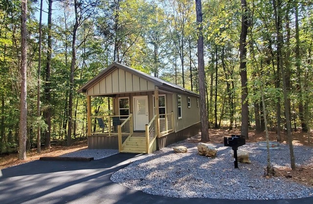 Adorable Tiny House Cabin- Lake Guntersville