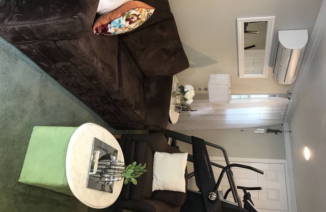 Adorable private walk-in apartment