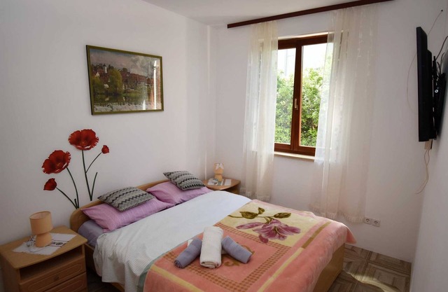 ADRIANA One-Bedroom Apartment