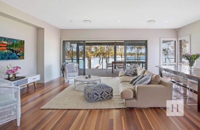 Adrift - Waterfront entertainer with Shared Jetty!