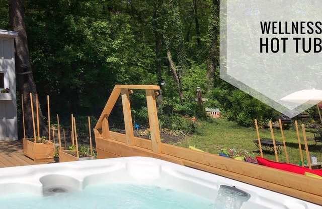 Adults Only Cottage, minutes to beach, hot tub, sauna, fitness studio, wellness