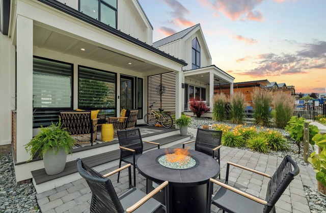 Adventure at Lake Chelan - Dog Friendly w/Paddle Boards, Bikes + Fireplace