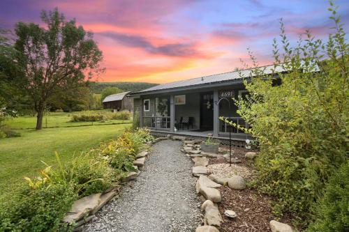 Adventure Basecamp! Cabin near all Attractions!