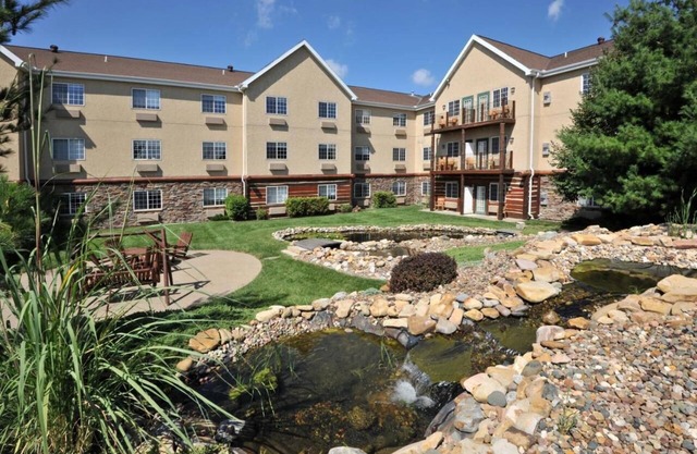 Adventurous Suites, Bar & Shuttle to Rocrans Airport Nearby | 2 Units