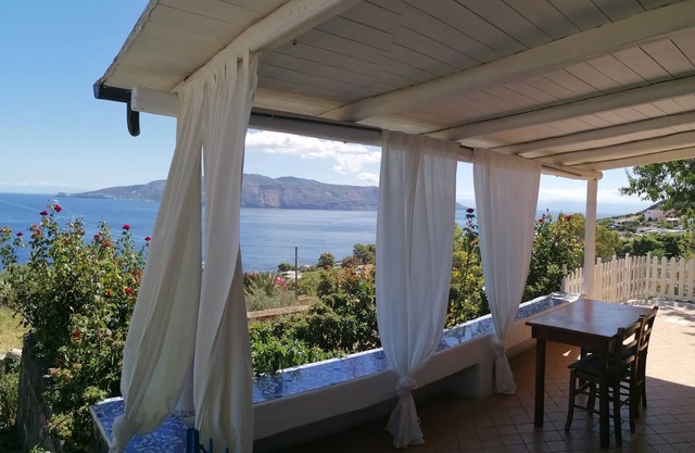 Aeolian cottage sea view