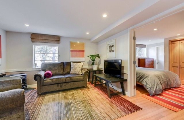 Aesthetically Elegant Downstairs Unit In Oakland 1 Bedroom Apts by RedAwning