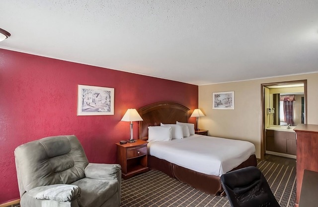 Affordability Meets Comfort in the Knights Inn Ashland! Pool, Pet-Friendly!