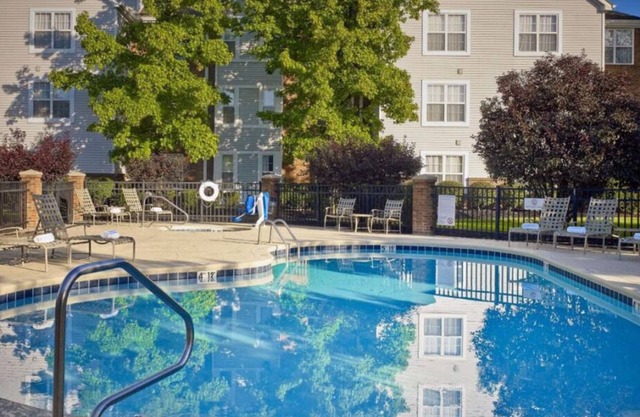 Affordability Meets Comfort! Free Breakfast & Parking, Minutes to Cincinnati Zoo