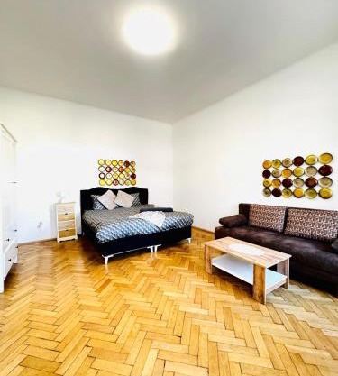 Affordable 1BR & 1LR Apt, 7 Min to Westbahnhof