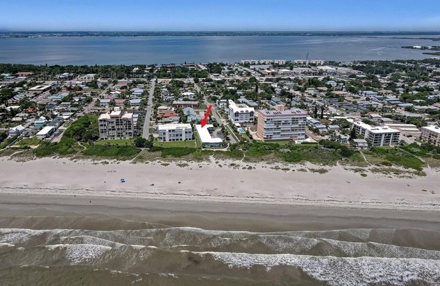 Affordable 2BR Main floor unit RIGHT ON THE BEACH! 1 King & 2 Queen Beds.