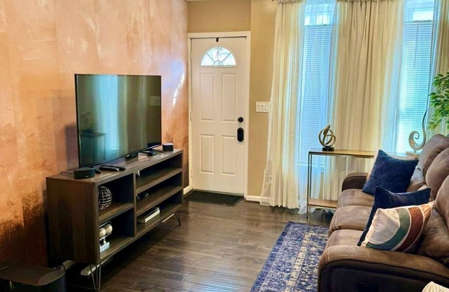 Affordable Furnished LuxuryTownhouse near Stadiums In Baltimore Pig Town.