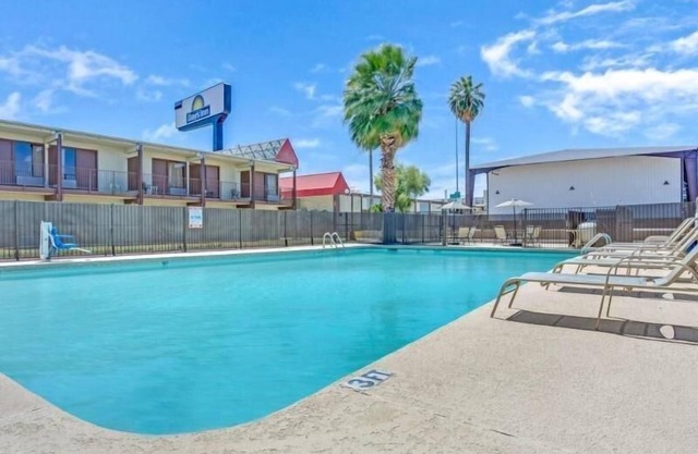 Affordable Getaway! Free Parking, Outdoor Pool, Minutes to Tucson Museum of Art