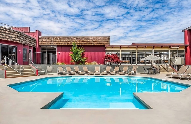 Affordable Getaway! Pet-Friendly Property, Free Parking, Onsite Pool