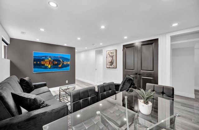 Affordable Luxury 20min from YYZ in Brampton
