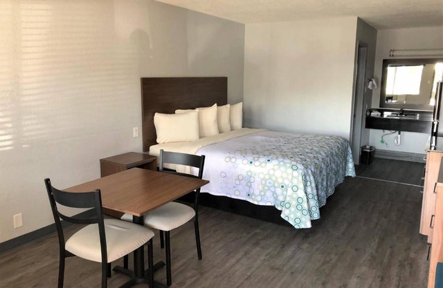 Affordable Studio w/Kitchenette Near The Alamo – Ideal for Explorers w/Parking