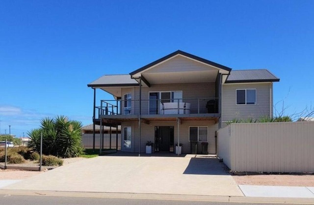 Agape Holiday House - Beachside Retreat(Sleeps 10)