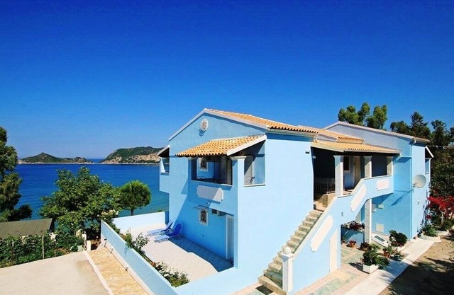 Agios Georgios - 2 Beds - Sleeps 5 - Free Parking