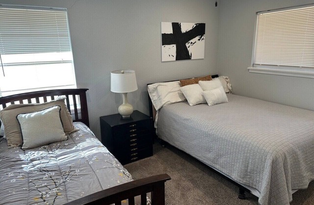 Agreeable Gray: 3 Bedroom, Soothing 5 Beds, Large groups, Pet Friendlynn