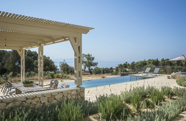 Agriasparengia : Stunning Villa with Pool ,sea/mountain view, 5 rooms/bathrooms