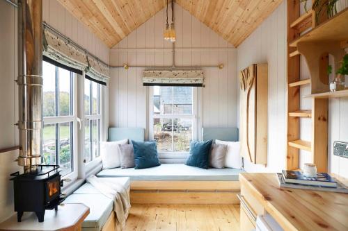 Aileen - Unique tiny house with wood fired roll top bath in heart of the Cairngorms