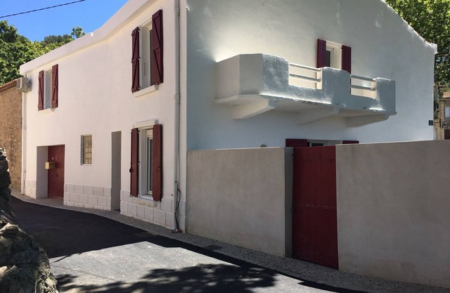 Air-conditioned winegrower's house in small village close to beaches