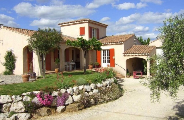 Air-conditioned villa, pool, great comfort, wifi, quiet, picturesque view, enclosed garden, 15 minutes from the gorge, ideal for tourism