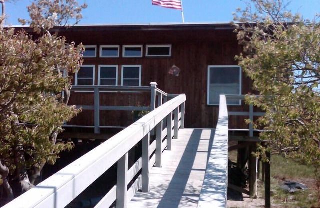 AIR CONDITIONED 4 Bed/2 Bath Beach House