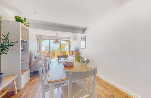 Air-conditioned apartment with terrace, 5 minutes from the beach.