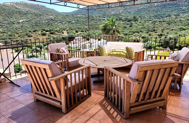 Air-conditioned apartment 110m² for 8 people with sea and mountain views - swimming pool.