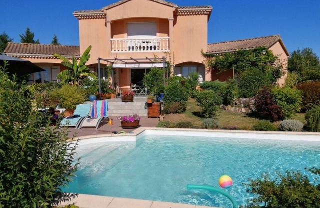 Air-conditioned country house with heated swimming pool in Périgord