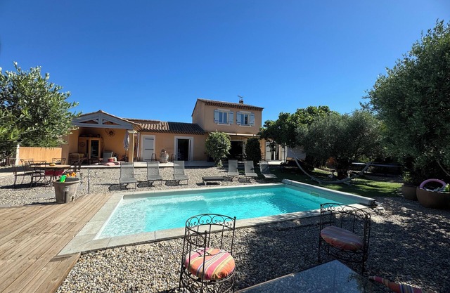 Air-conditioned house with swimming pool, 6 km from the sea in a quiet location.