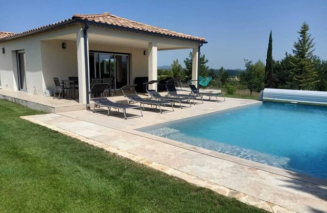 Air-conditioned villa, sleeps 8, Individual pool, Gard limite Ardèche, Uzès