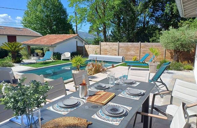Air-conditioned villa, 5 bedrooms, heated pool, 2mn from St jean de Luz