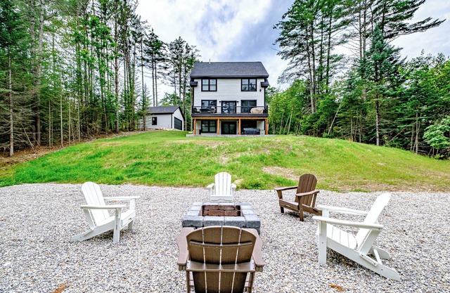 Air conditioning, hot tub, fire pit. Stylish comfort in the Maine Mountains
