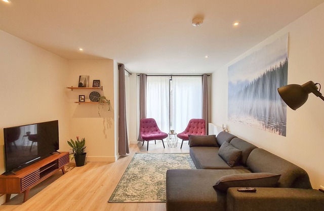 Airy two bedroom apartment nr Canary wharf O2 Excel