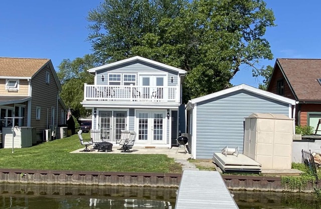 Airy, updated family cottage on all-sports lake