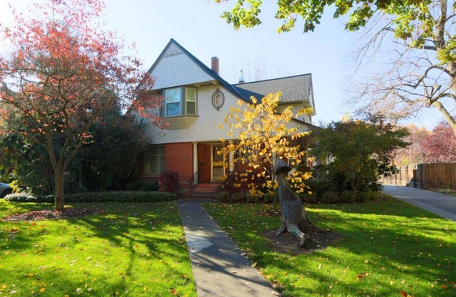 AK Dice House · Large Gracious Home on Lovely Catherine Street