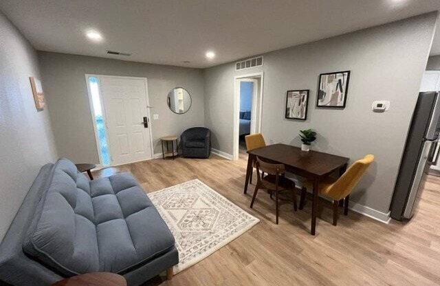 Aksarben Area 2 BD-2 BA by UNO