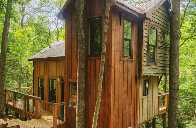 Al's Nest: Secluded Treehouse Overlooking Creek