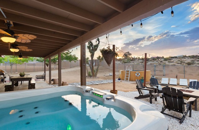 🌵🌟 Alana House - Pool, Hot Tub, BBQ, Fire Pit + Walk to Hikes! 🌟🌵