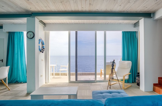 Albatros 3BR House Seafront Terrace - AirCon & BBQ