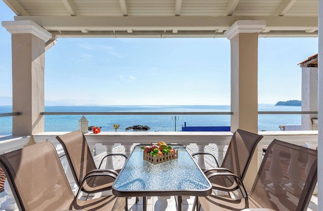Albatross Seaview Apartment by Konnect, Ipsos