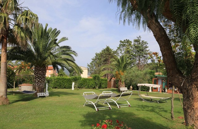 Albero del Pepe 1 vwith garden very close to the center and the beach of Marina di Campo