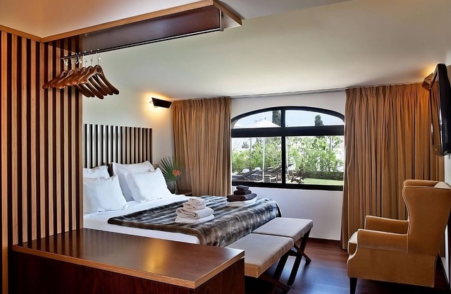 Albufeira Marina Haven! Outdoor Swimming Pool, Beach Access, Free Parking!