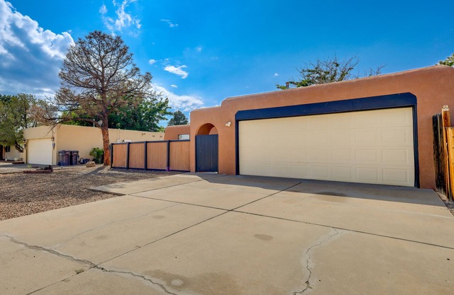 Albuquerque Home w/Hot Tub + Putting Green!