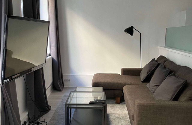 Alex | 2 BDR London Apartment
