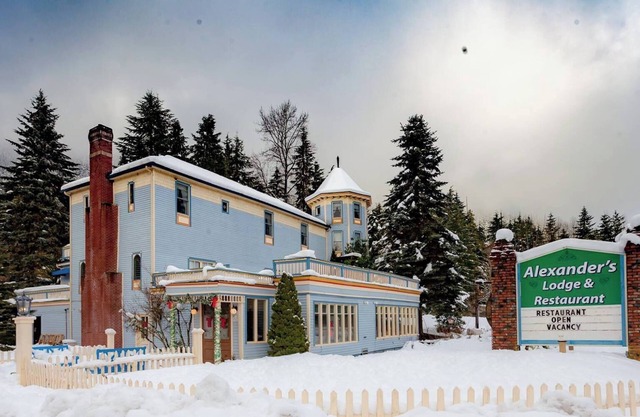 Alexander's Lodge (1 Queen bed, Breakfast Included)