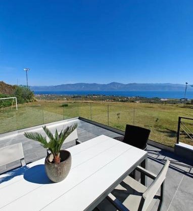 Alexiou Luxury Villa with treehouse