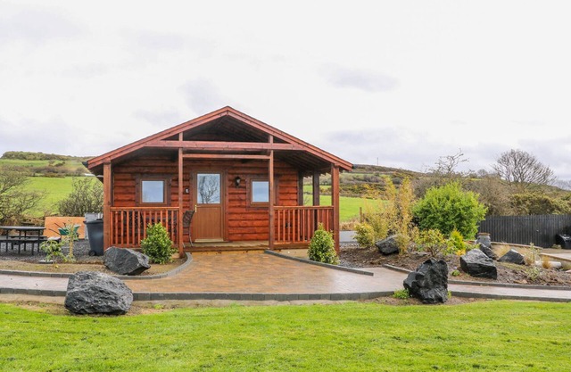 ALKEN CABIN, family friendly in Bushmills, County Antrim